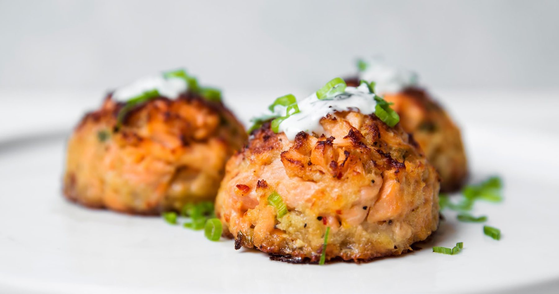Mini crab cakes with herb cream